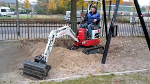 Uitgraven en vervangen van zand van een zandbak