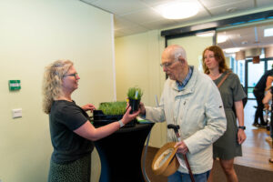 Gustaaf sponsort ‘Heideplantje’ bij opening Anna Heide