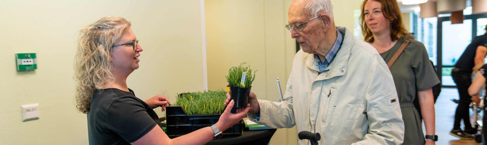 Gustaaf sponsort ‘Heideplantje’ bij opening Anna Heide