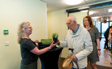 Gustaaf sponsort ‘Heideplantje’ bij opening Anna Heide