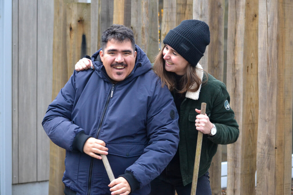 Joanne Spoelstra van Syndion samen met cliënt Pascal in de tuin