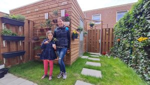 Galina samen met haar dochter in hun winnende tuin