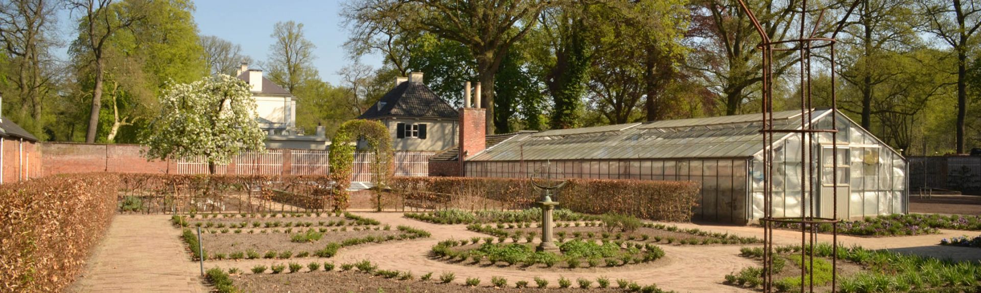 De kruidentuin, net na de renovatie afgelopen zomer.