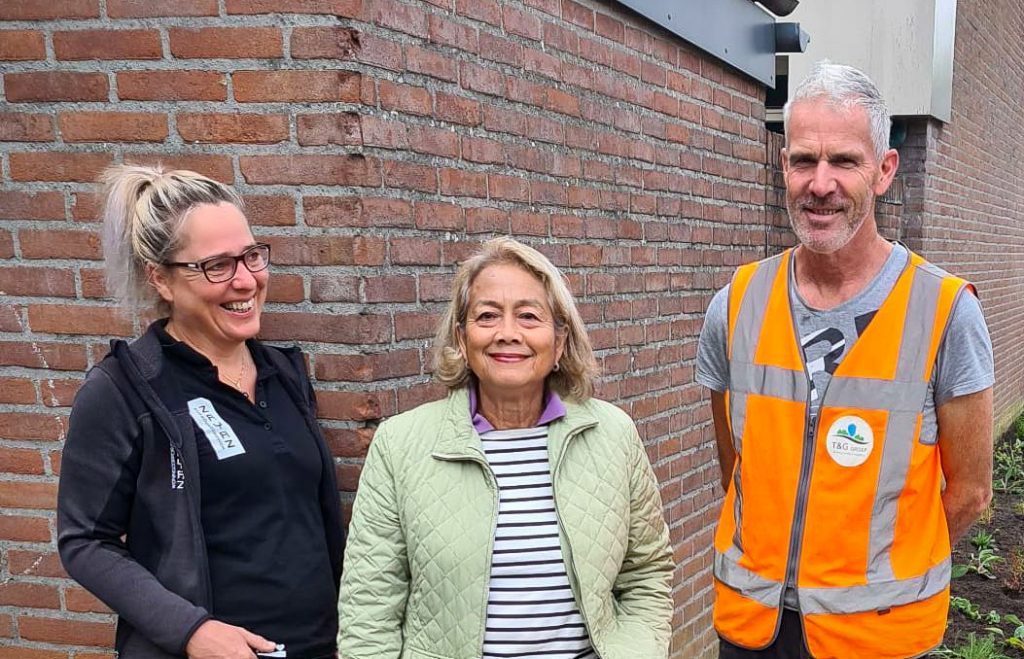 Wijkbeheerder Nellie, bewoonster Sylvia en hovenier T&G