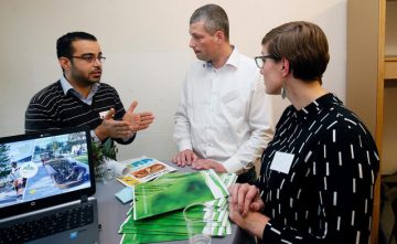 Kapper uit Syrië pakt zijn kans en gaat met “nieuwe schaar” aan de slag bij de T&G Groep