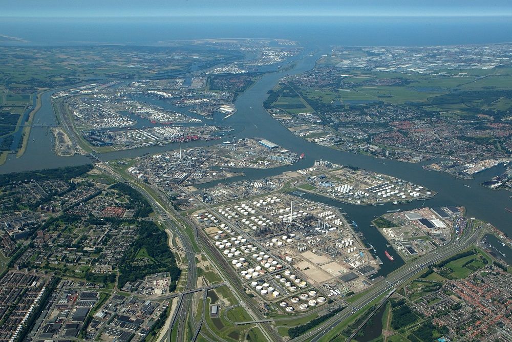 Overzichtsfoto van het industriele terrein.